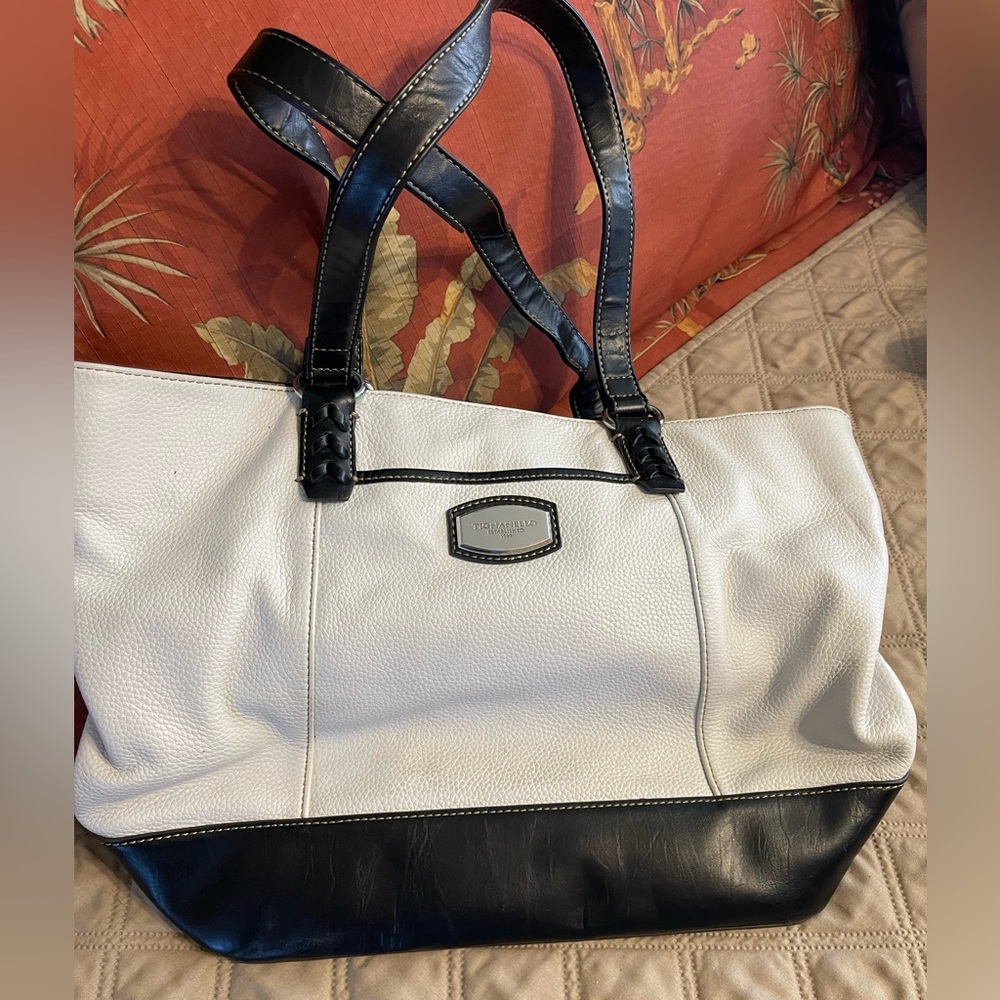 Purse Tionanello white and black. Great shape
